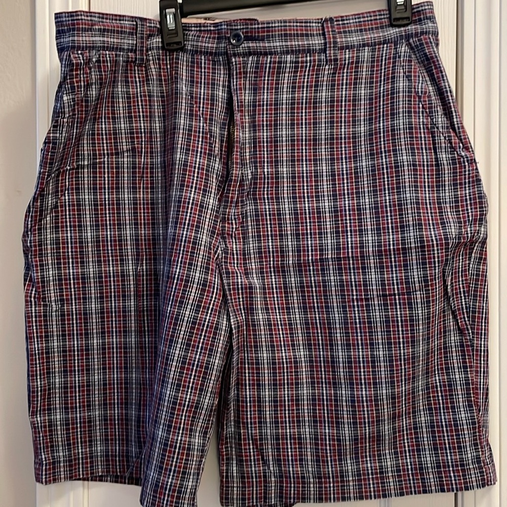 Consensus Men’s Short. Size 38. Color: Multi colors of navy, maroon,white.